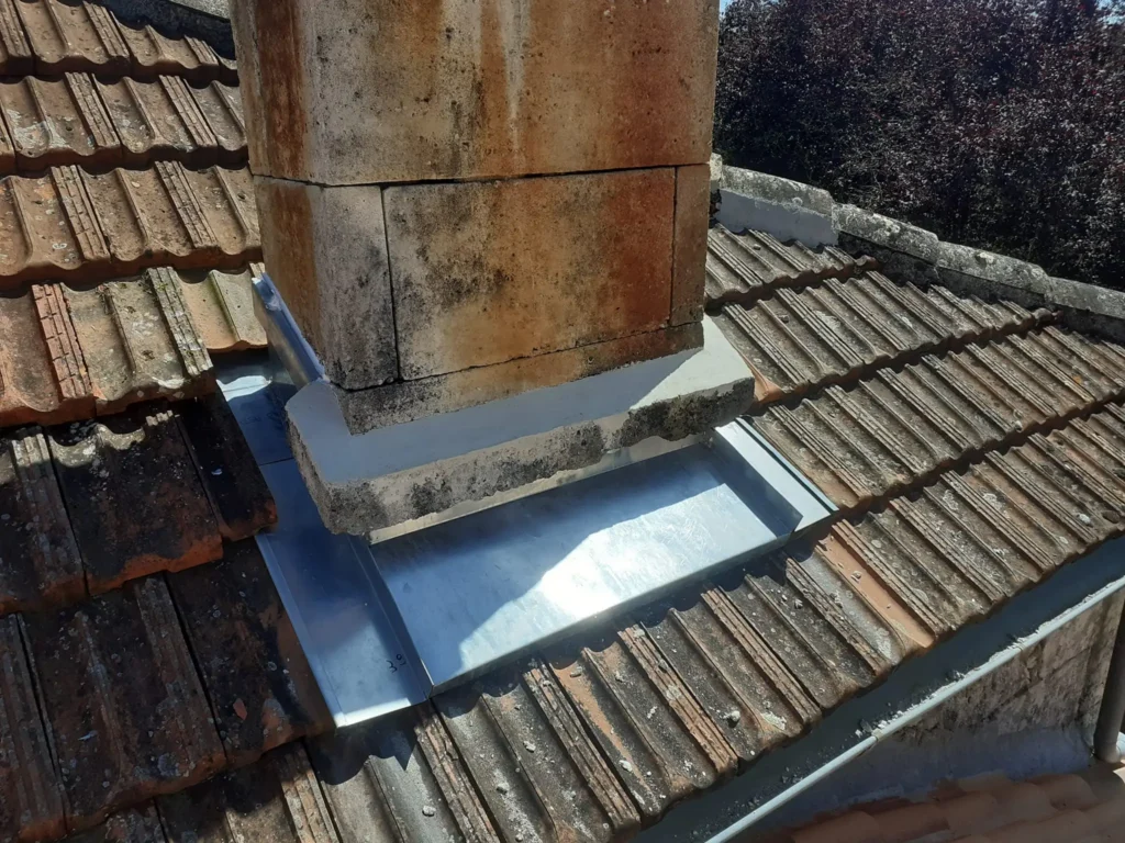 Hebergement de cheminée avec gouttière nantaise