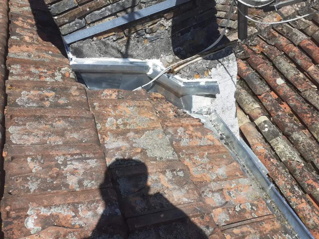 Hebergement de cheminée avec gouttière nantaise