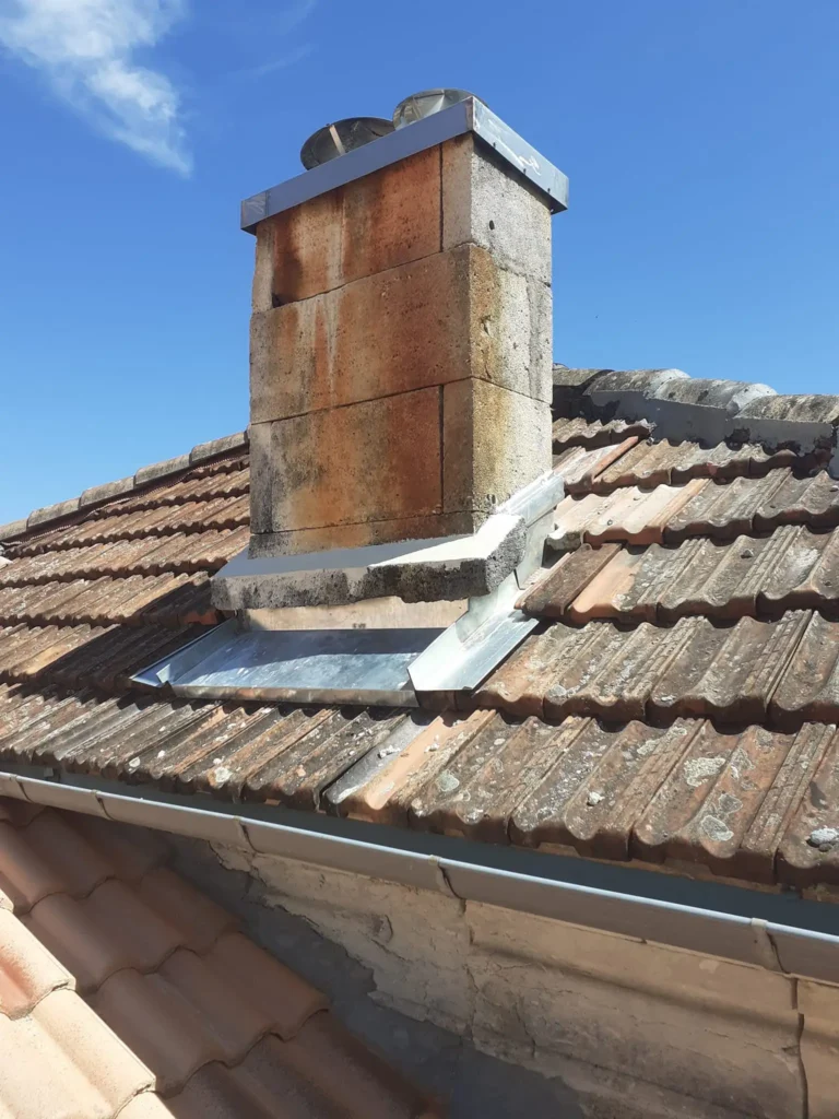 Hebergement de cheminée avec gouttière nantaise