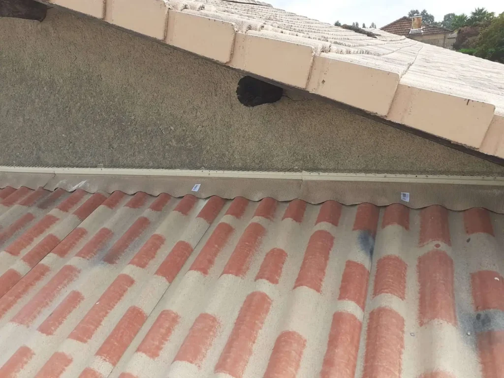 Plaques Everites sur un bâtiment